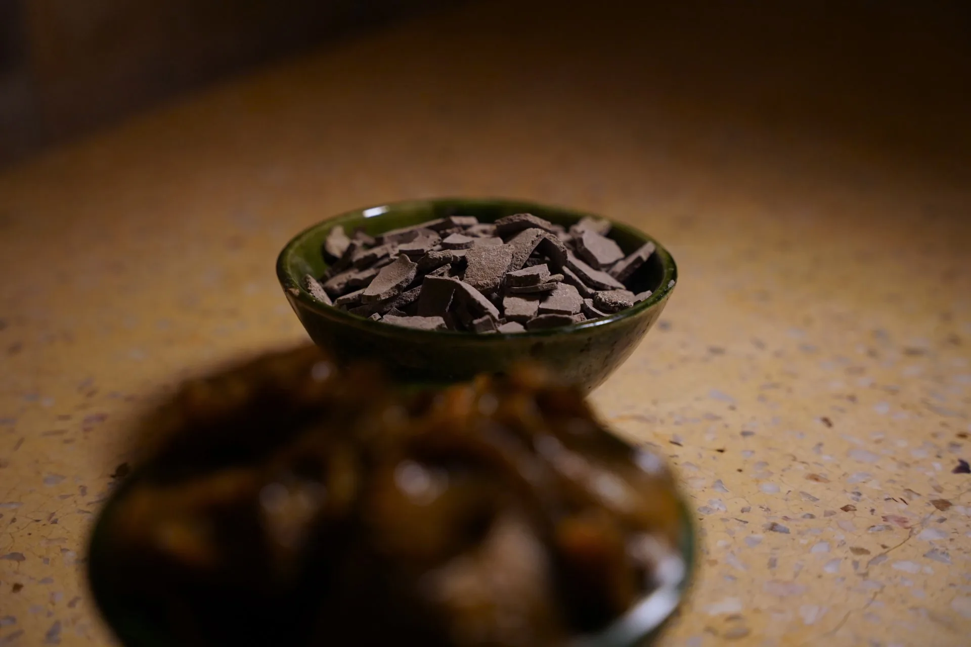 Cuenco con arcilla de ghassoul troceada