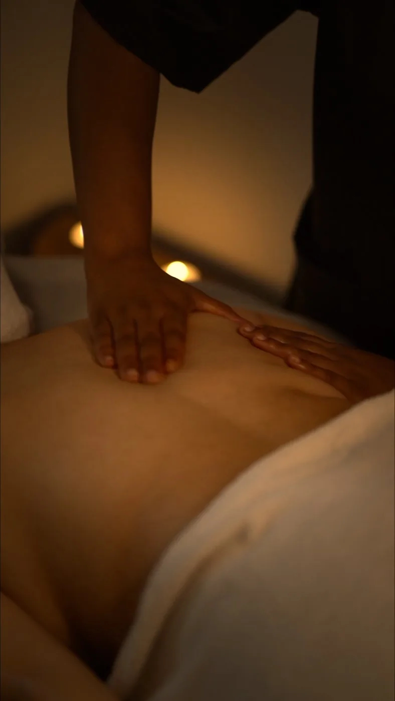Terapeuta realizando un masaje de cabeza y hombros