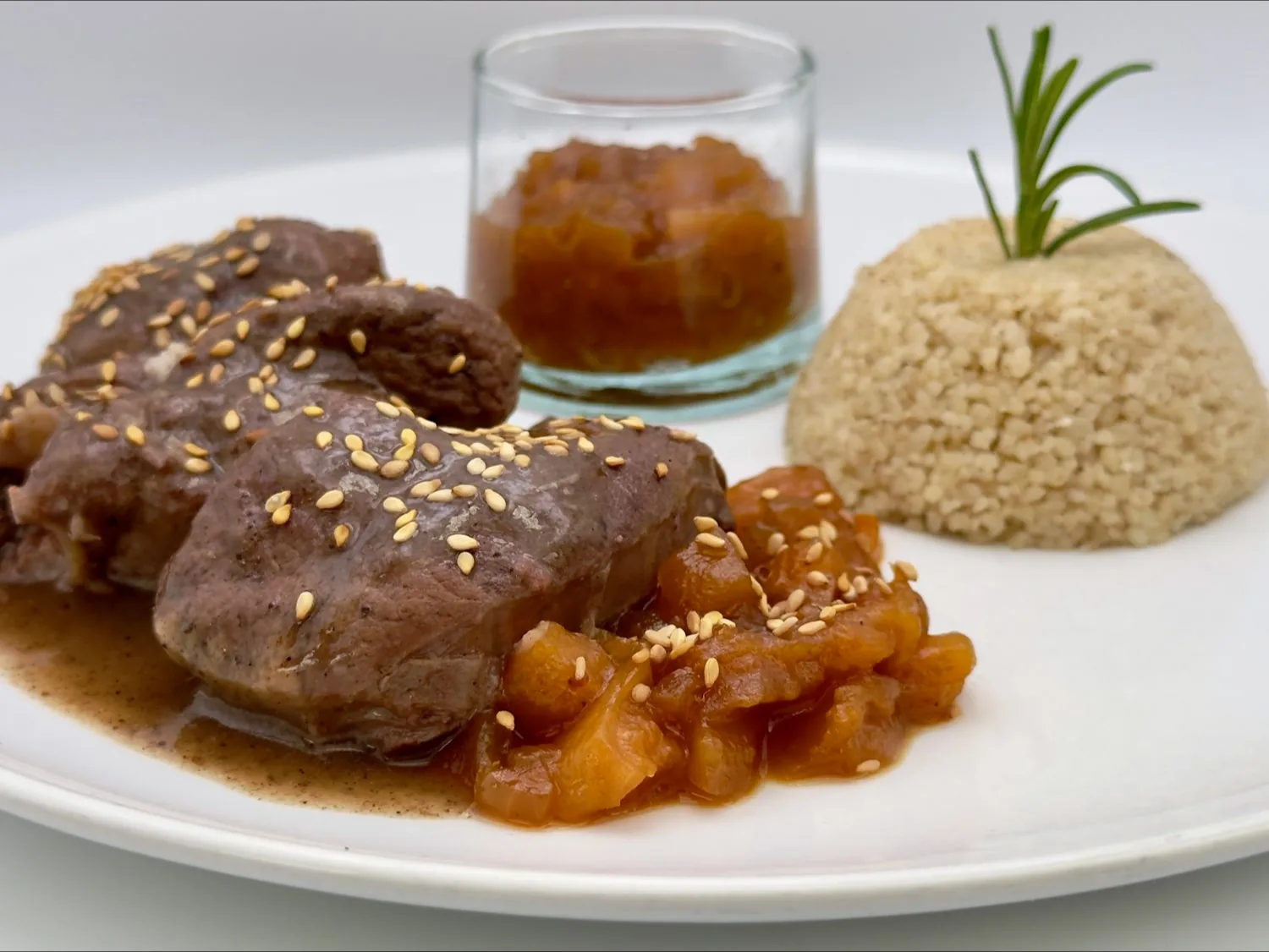 Ternera en cocción lenta, sémola belbula y chutney de orejones