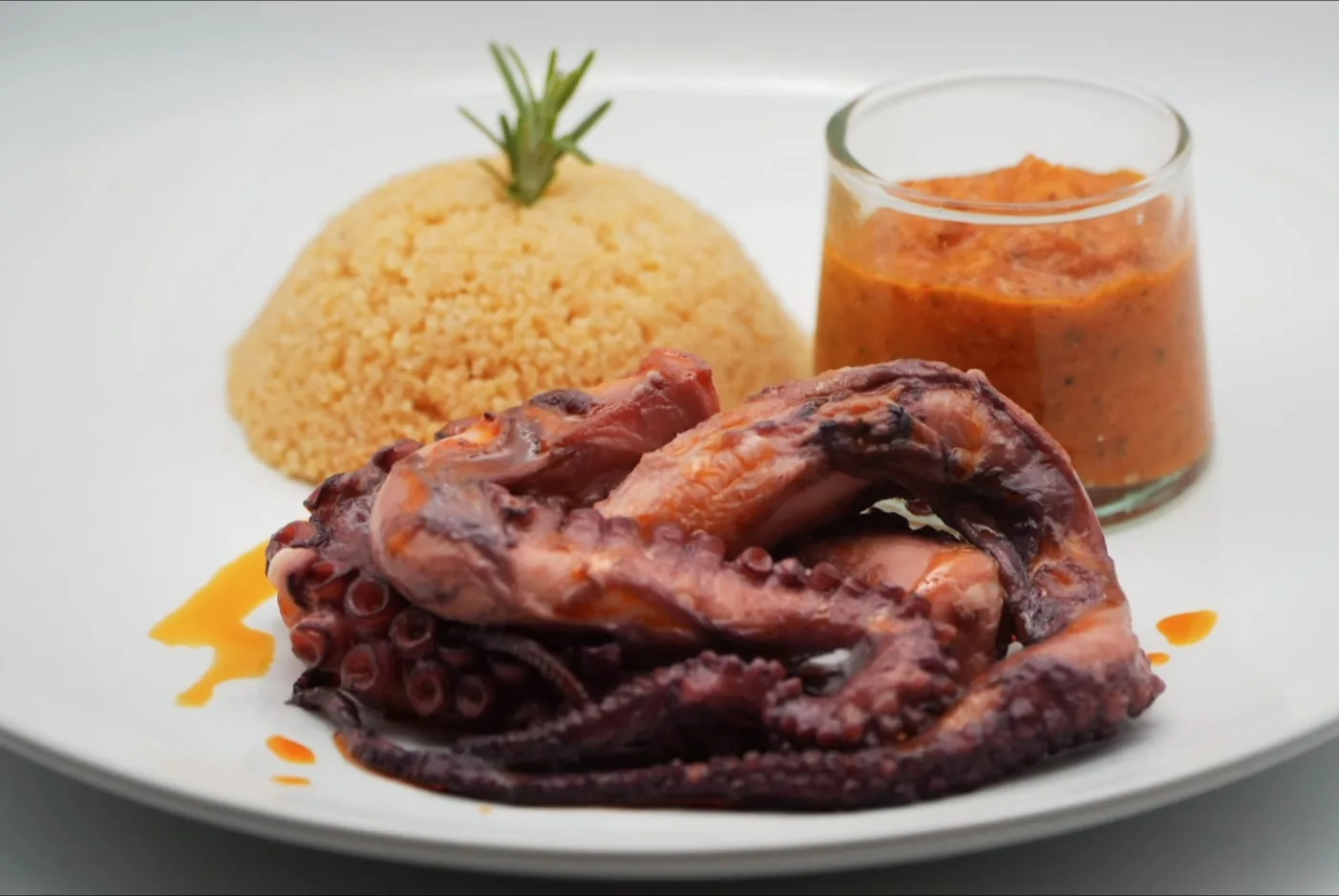 Pulpo, romesco y sémola aromatizada